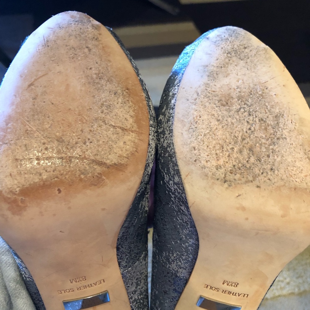 badgley mischka silver pumps